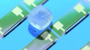 La minúscula batería es más pequeña que un grano de sal. 1 batería - batería