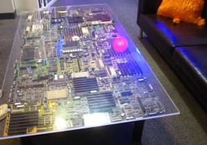 Una mesa original con Hardware reciclado 1 -