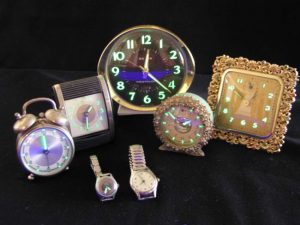 Relojes con pintura de radio bioluminiscente.