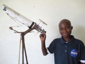 Adolescente de Senegal construyó un telescopio con sus propias manos. 1 El adolescente de Senegal - El adolescente de Senegal