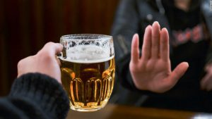 Consumir alcohol de forma moderada, también es nocivo para el cerebro. 2 Alcohol - Alcohol