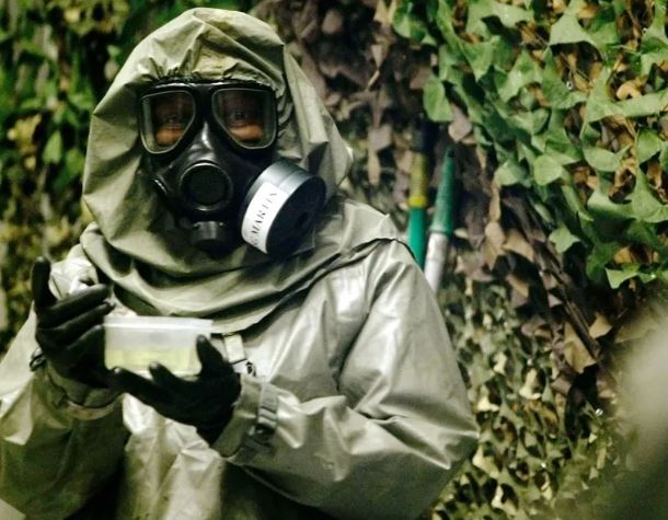 Un instructor de la Escuela Química de Fort Leonard Wood, transportando el agente nervioso VX que es una de las armas químicas más letales que existen.