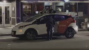 Policía de San Francisco detiene a vehículo sin conductor y este ‘huye’ a un lugar seguro. 1 -