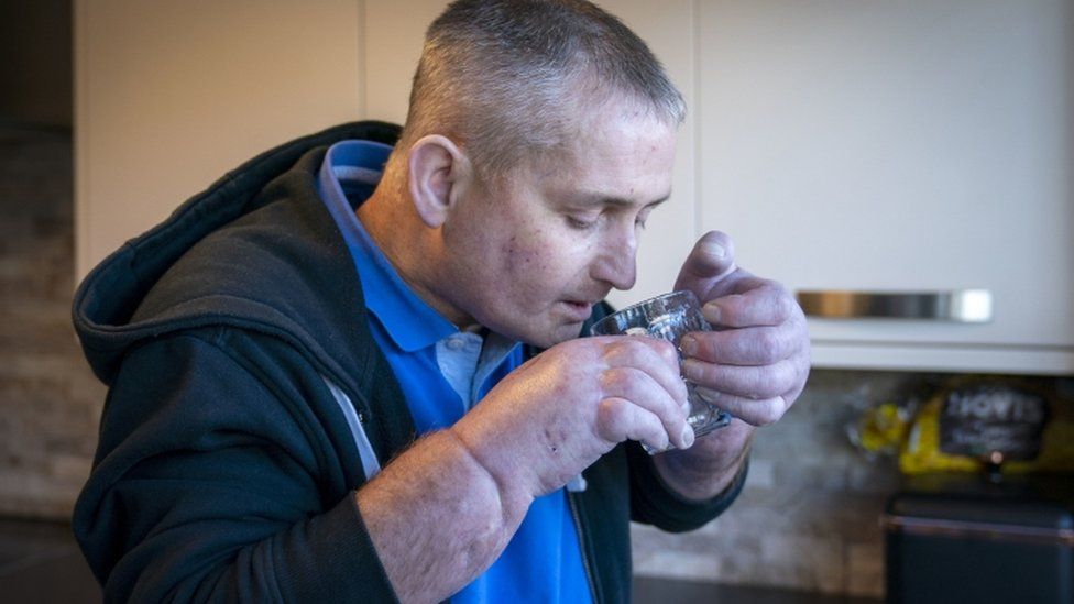 Steven Gallagher  tomando agua luego del trasplante de dos manos