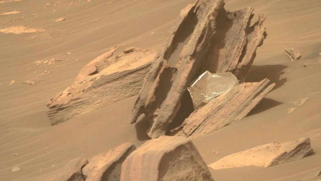 El rover Perseverance de la NASA muestra cómo Marte se está convirtiendo en un deposito de chatarra 1 -