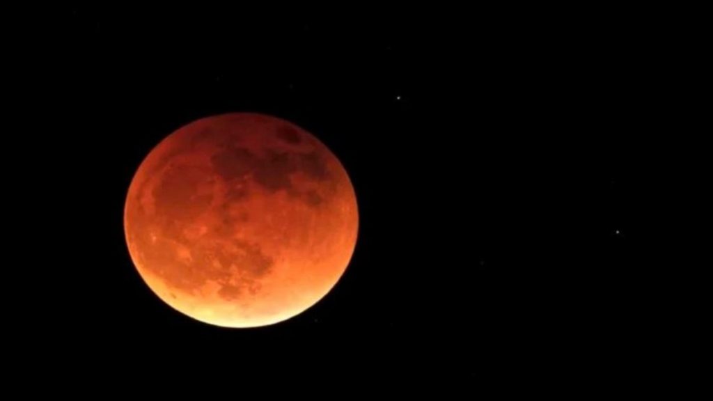 El último eclipse lunar total de los próximos tres años está a punto de suceder 1 -