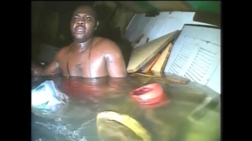 Harrison Okene debajo del agua