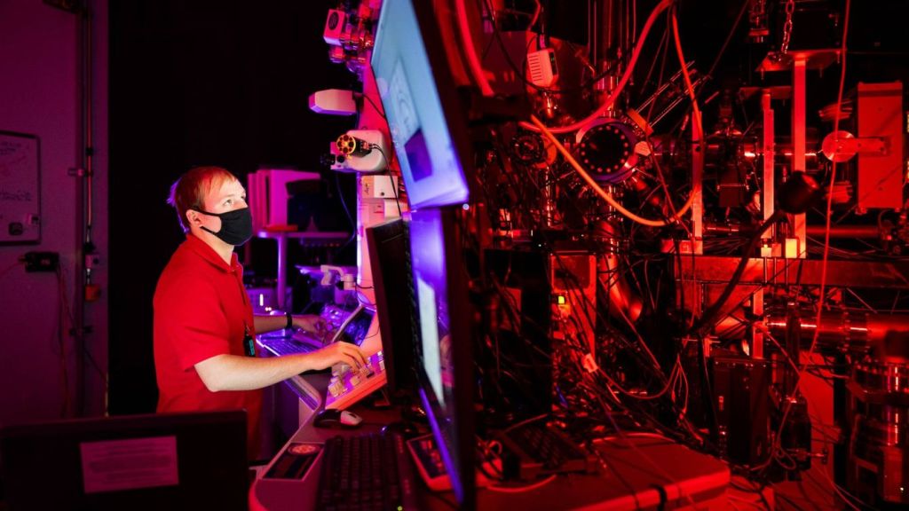 Metales que se reparan solos: un descubrimiento que podría cambiar la ingeniería 