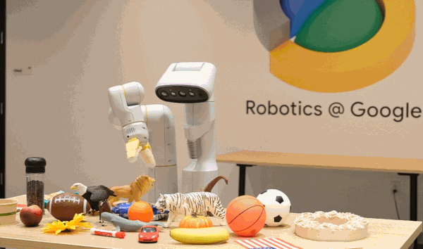 Avance revolucionario: El RT-2 de Google DeepMind aprende de Internet para mejorar las habilidades de los robots 2 -