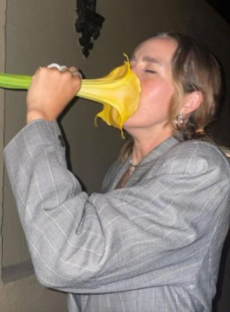 Una flor bella pero peligrosa: TikToker casi se envenena al oler una 2 Una flor bella pero peligrosa: TikToker casi se envenena al oler una