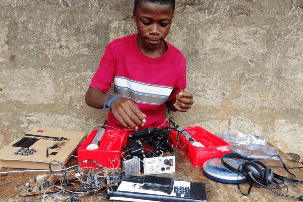 Kelvin Doe: la historia de un joven ingeniero que emergió desde los basureros