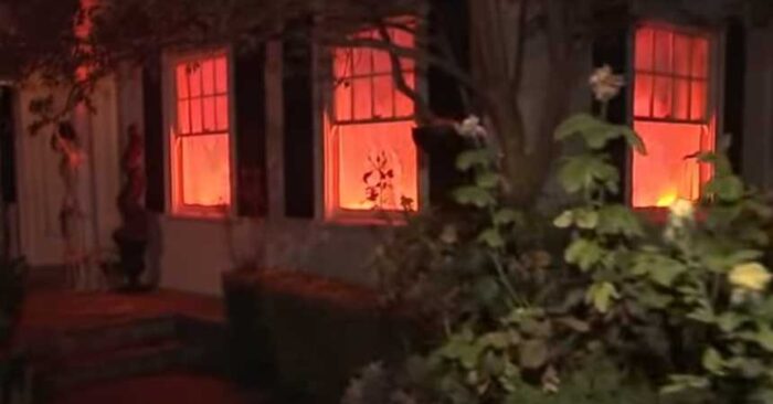 (VIDEO) Halloween: bomberos asisten a una llamada de incendio y resultó ser una decoración