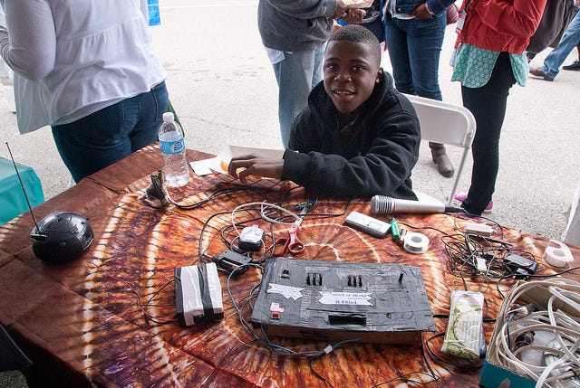 Kelvin Doe: la historia de un joven ingeniero que emergió desde los basureros