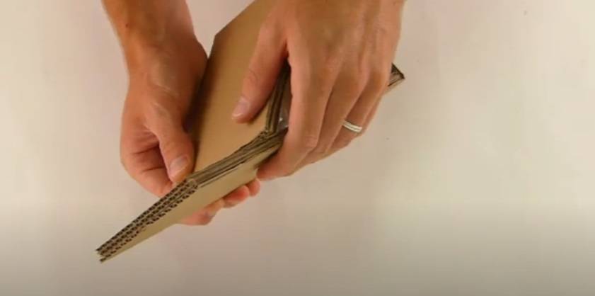 Tutorial: Crea un volante casero para jugar con tu celular 6 Una vez que tengamos las cinco piezas, hay que proceder a pegarlas. Podemos usar silicón líquido, pega blanca o el pegamento que creas más conveniente. Debes pegar una a una cada capa de cartón, para que el agarre sea lo suficientemente consistente en las manos.