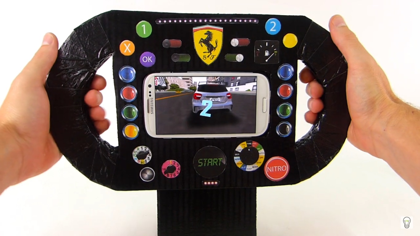 Tutorial: Crea un volante casero para jugar con tu celular 9 Cuando todas nuestras piezas estén secas, es momento de pintar. Usamos nuestro Spray de color negro para pintarlo por completo. Recuerda rociar en todas las direcciones para que todo quede cubierto. Una vez pintado y seco, podemos usar la cinta americana para envolver los agarres del volante, de esta forma será mucho más cómodo al tacto y podremos usarlo sin problemas. Para que sea más realista, podemos recortar algunos botones o logotipos. Así se verá mucho más estético a la vista.