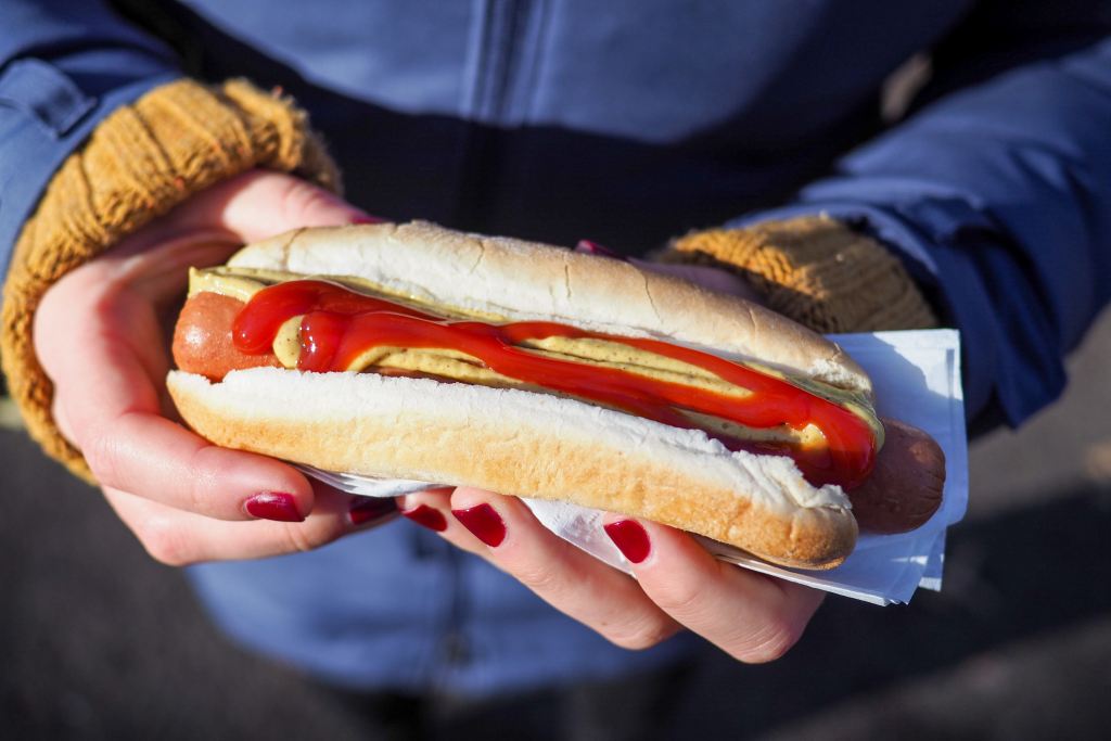¿Sabías que comer un hot dog te puede quitar tiempo de vida?