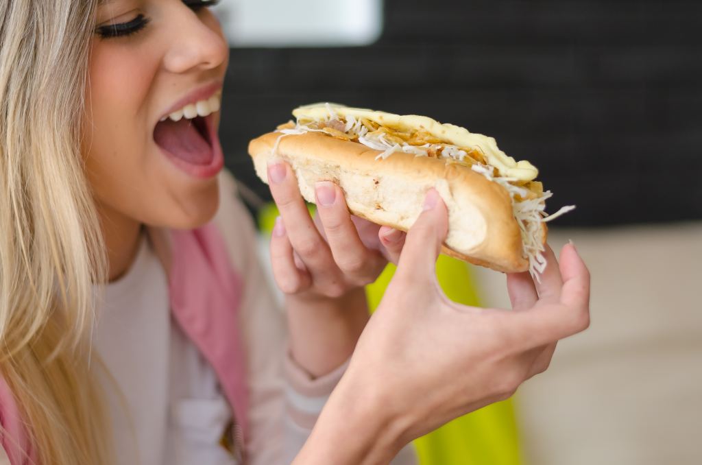 ¿Sabías que comer un hot dog te puede quitar tiempo de vida?