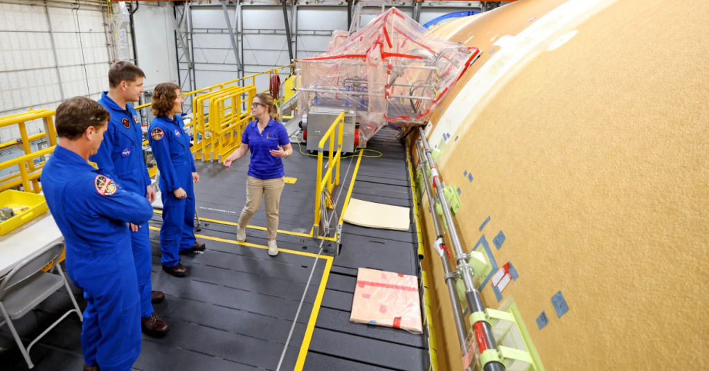 Los proximos Astronautas que viajarán a la luna visitan las instalaciones del Sistema de Lanzamiento SLS 2 -