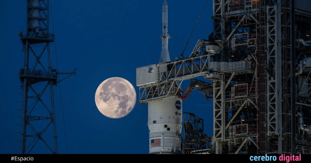 Los proximos Astronautas que viajarán a la luna visitan las instalaciones del Sistema de Lanzamiento SLS 1 -