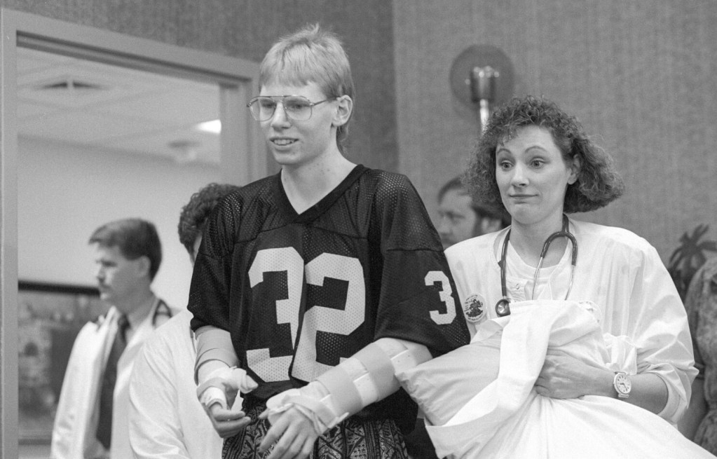 John Thompson: el hombre al que le “volvieron a poner los brazos”