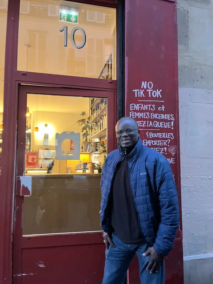 Un bar de París prohibió a los TikTokers después de volverse viral involuntariamente