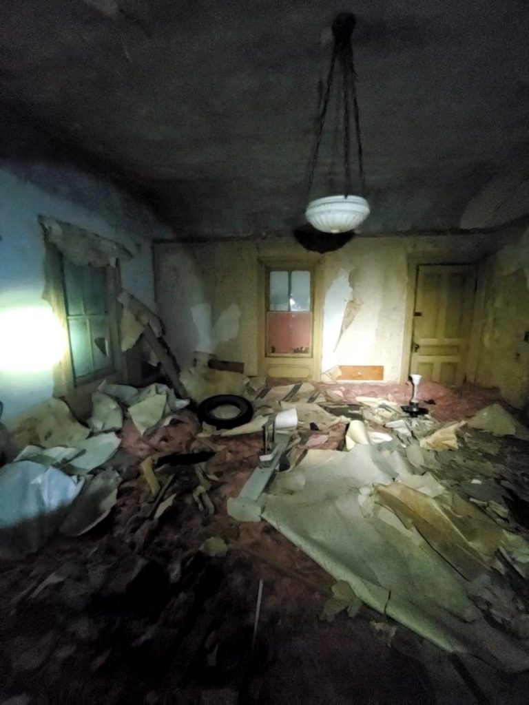 Encontró una casa antigua y abandonada oculta en el ático de la vivienda que acababa de comprar