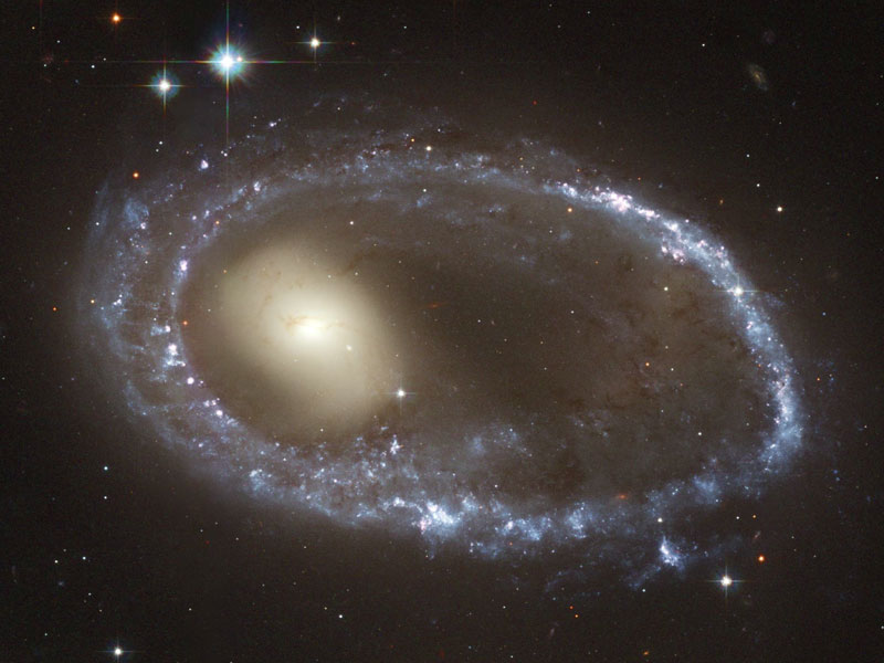 El objeto de Hoag, la extraña galaxia dentro de otra galaxia