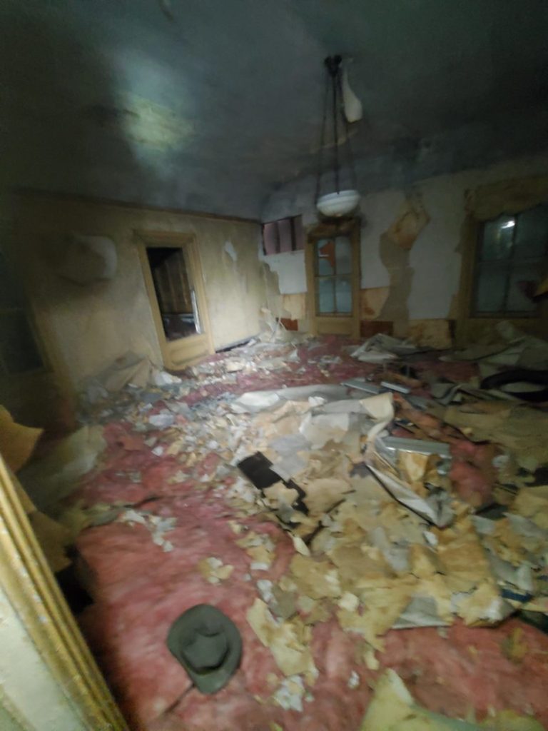 Encontró una casa antigua y abandonada oculta en el ático de la vivienda que acababa de comprar