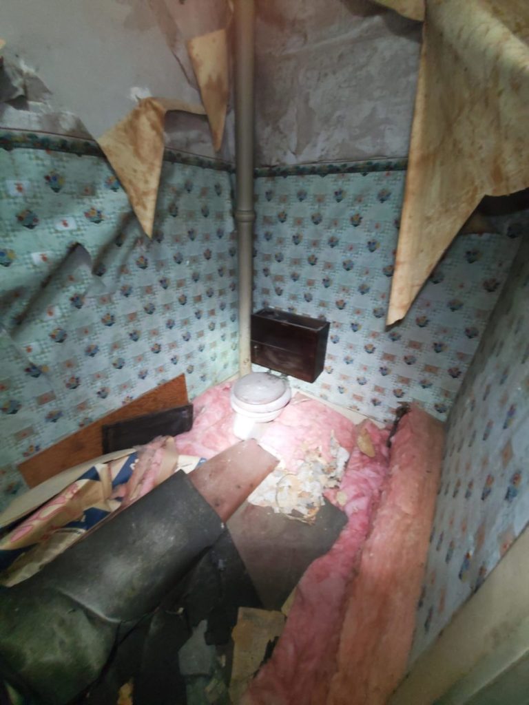 Encontró una casa antigua y abandonada oculta en el ático de la vivienda que acababa de comprar