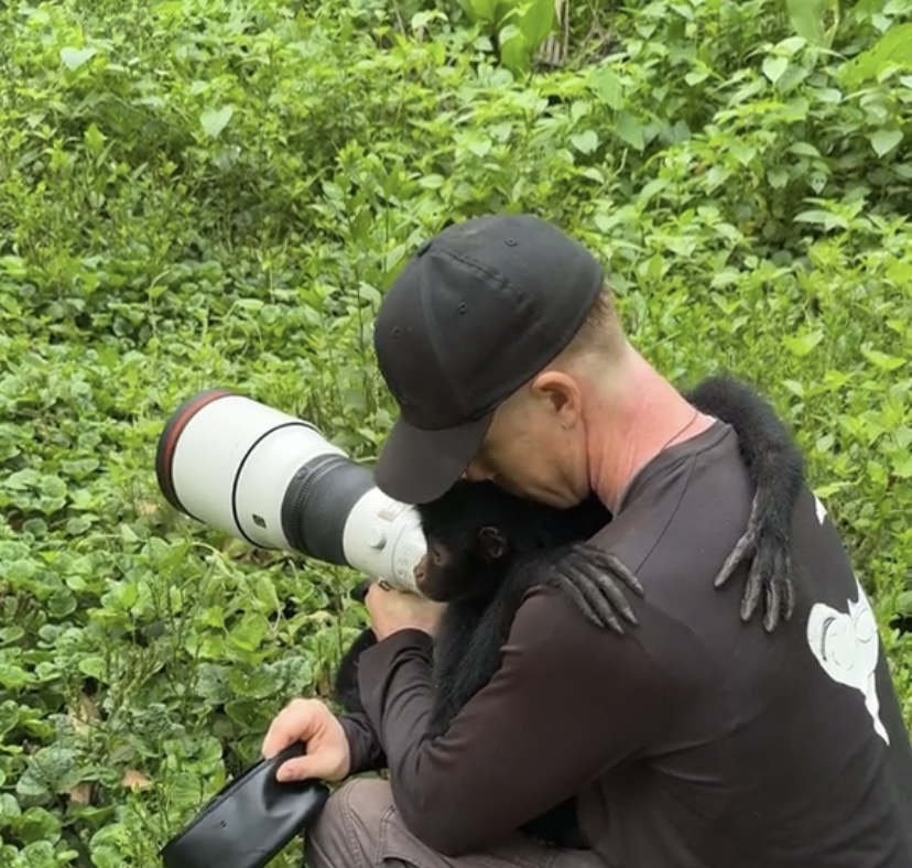 Un mono fue usado como comercio ilegal agradece sinceramente a su rescatista 2 Un mono fue usado como comercio ilegal agrade sinceramente a su rescatista