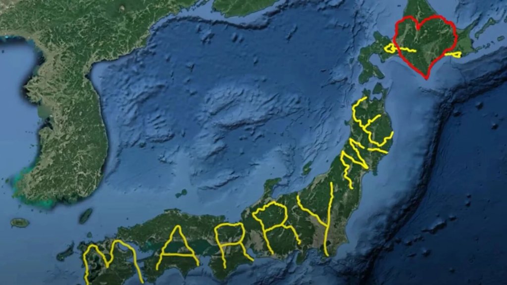 Hombre japonés que viajó 7000 kilómetros para escribir "cásate conmigo" en Google Earth