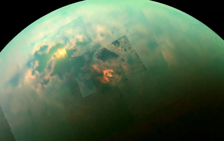 Cuerpos orgánicos extraños captados moviéndose y la superficie de Titán