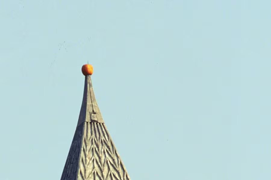 El misterio de la calabaza clavada en lo alto de una torre universitaria que se convirtió en un caso de interés nacional