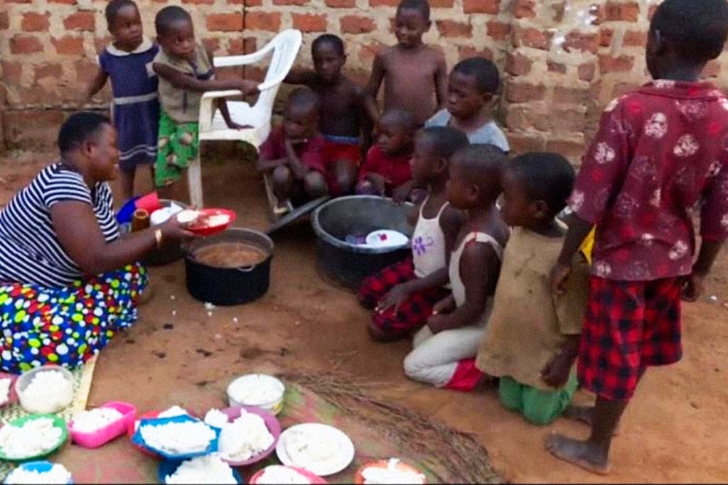 Mamá Uganda: La mujer con una rara condición genética que le hizo dar a luz a 44 hijos 
