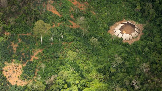 Fotos aéreas de una tribu yanomami del Amazonas que sigue aislada del mundo exterior