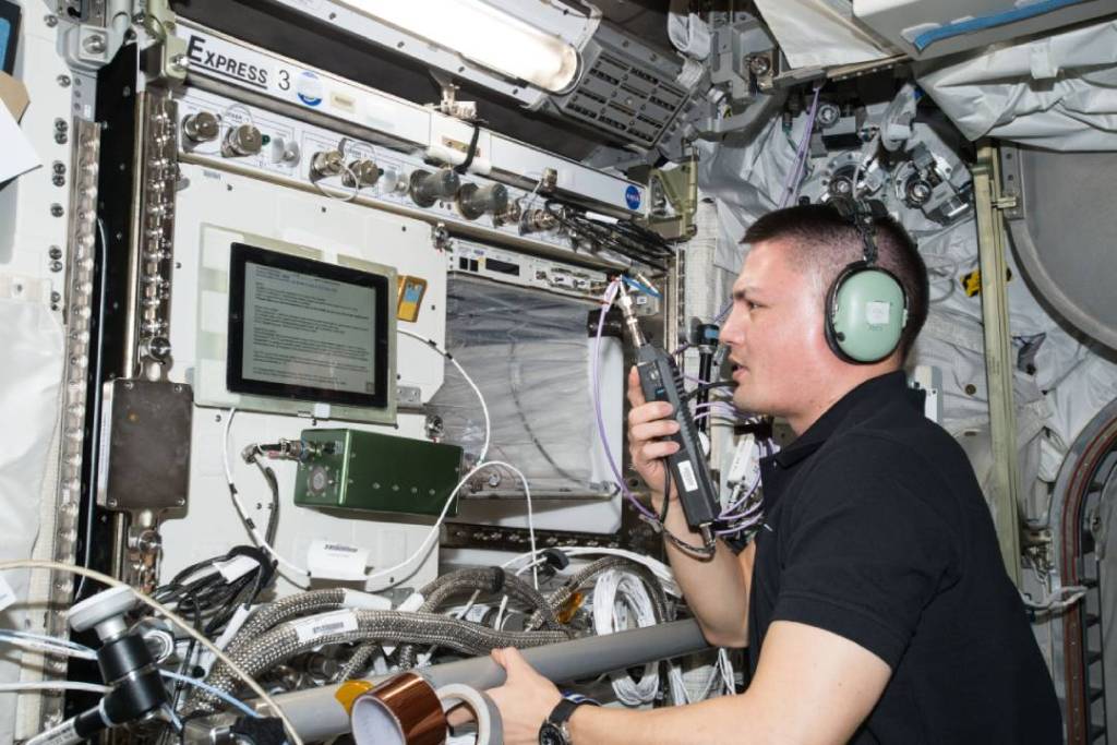 Un hombre hizo contacto con la Estación Espacial Internacional usando una antena casera