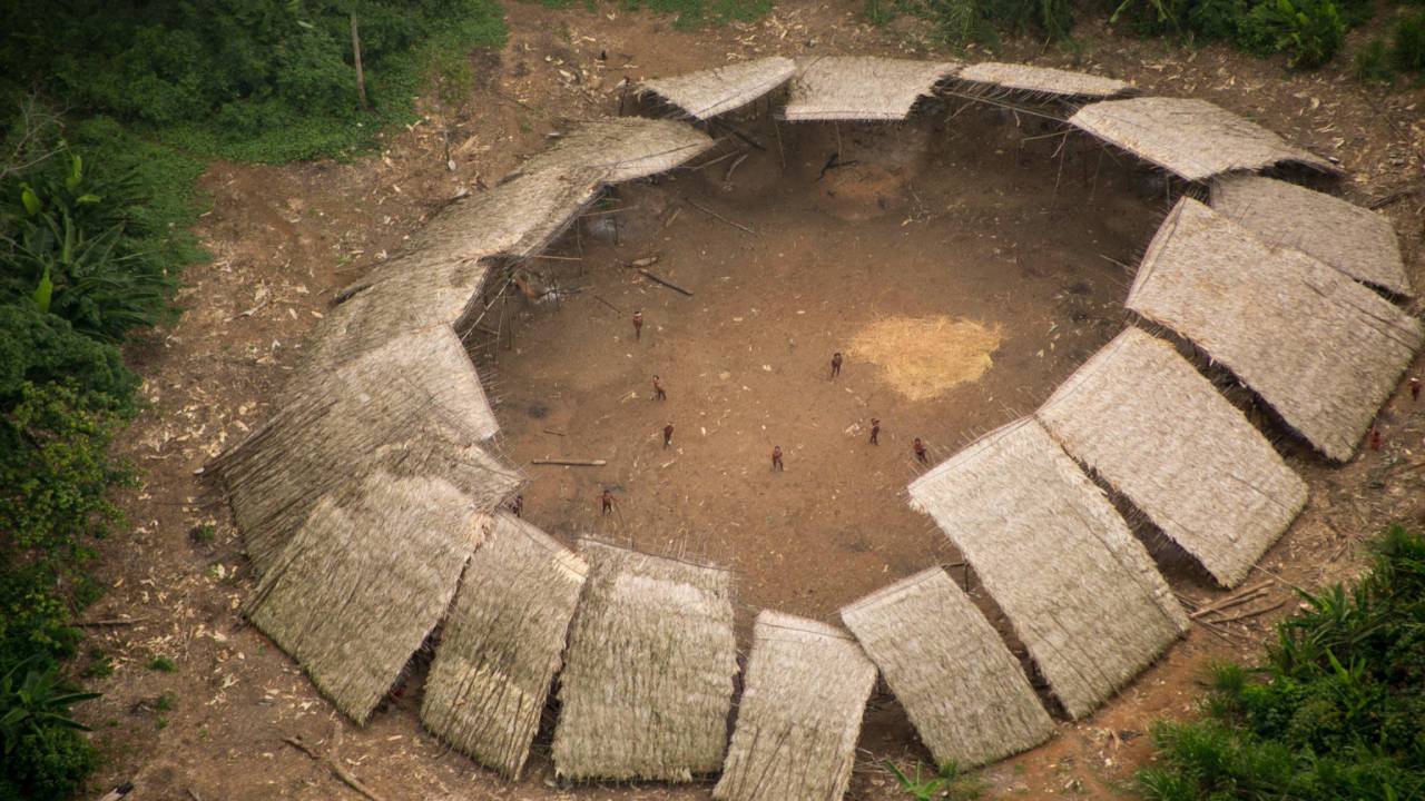 Fotos aéreas de una tribu yanomami del Amazonas que sigue aislada del mundo exterior