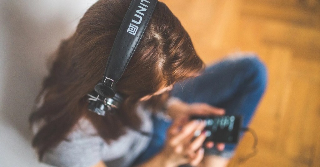 Guía definitiva para aprender inglés desde casa 2 chica escuchando podcasts para aprender inglés