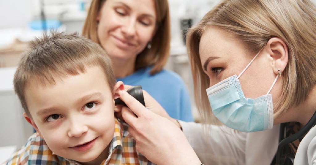 Infección de oído: ¿Cómo saber si la tengo? 1 doctora atendiendo a niño