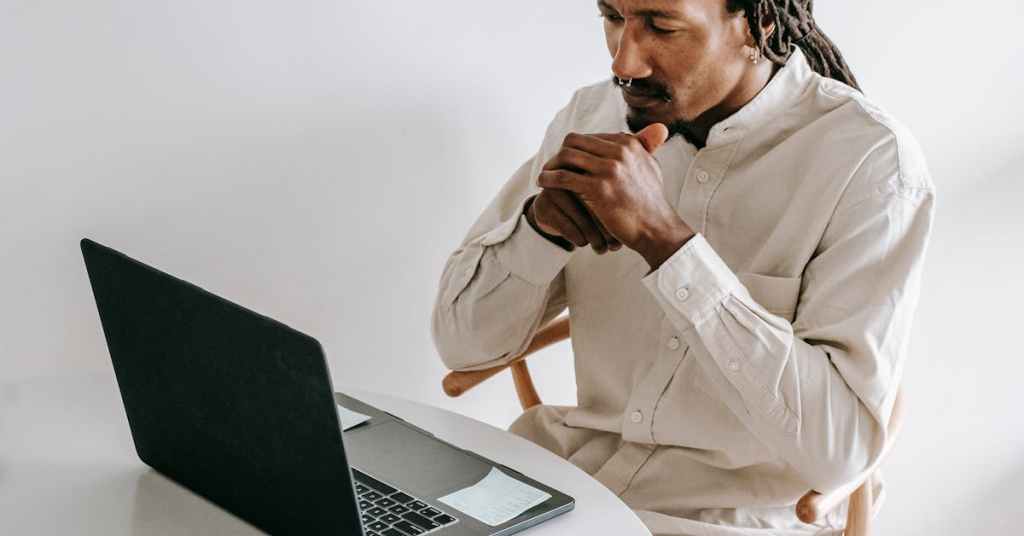 hombre leyendo libros hechos con inteligencia artificial