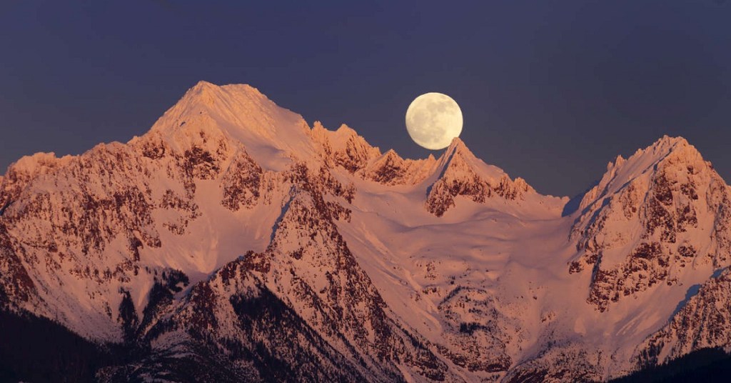 luna llena de nieve oscureciendo