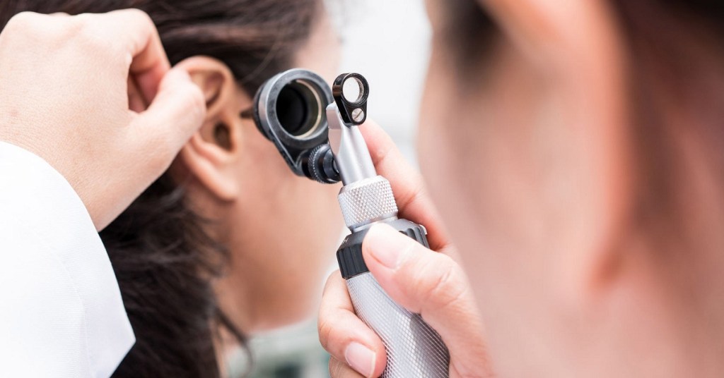 Infección de oído: ¿Cómo saber si la tengo? 2 otorrinolaringologa tratando infeccion de oido