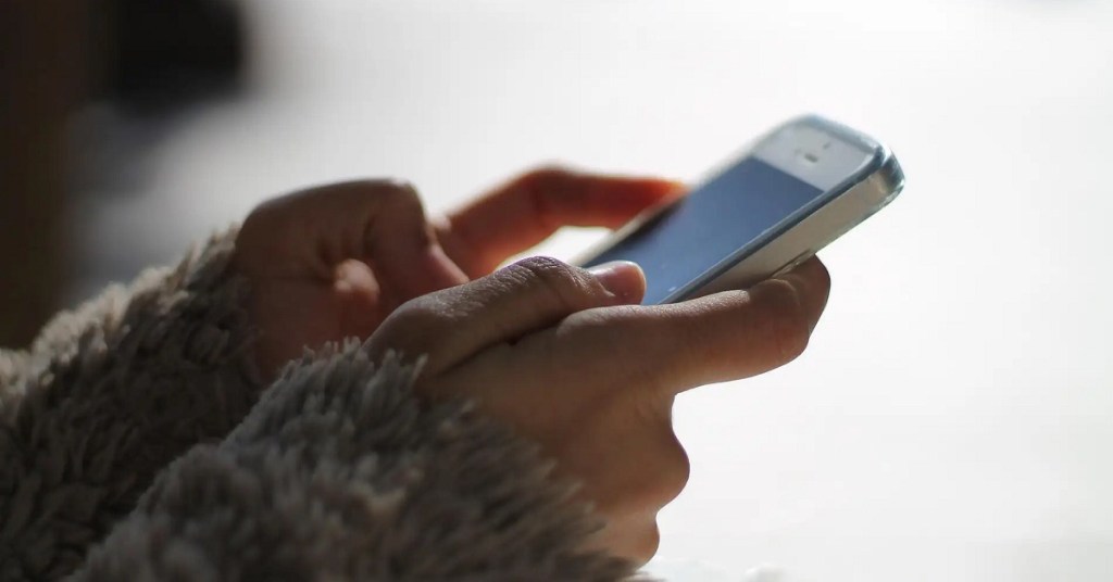 Mensajes entre aplicaciones: WhatsApp trabaja para incorporar esta nueva función 1 persona usando celular