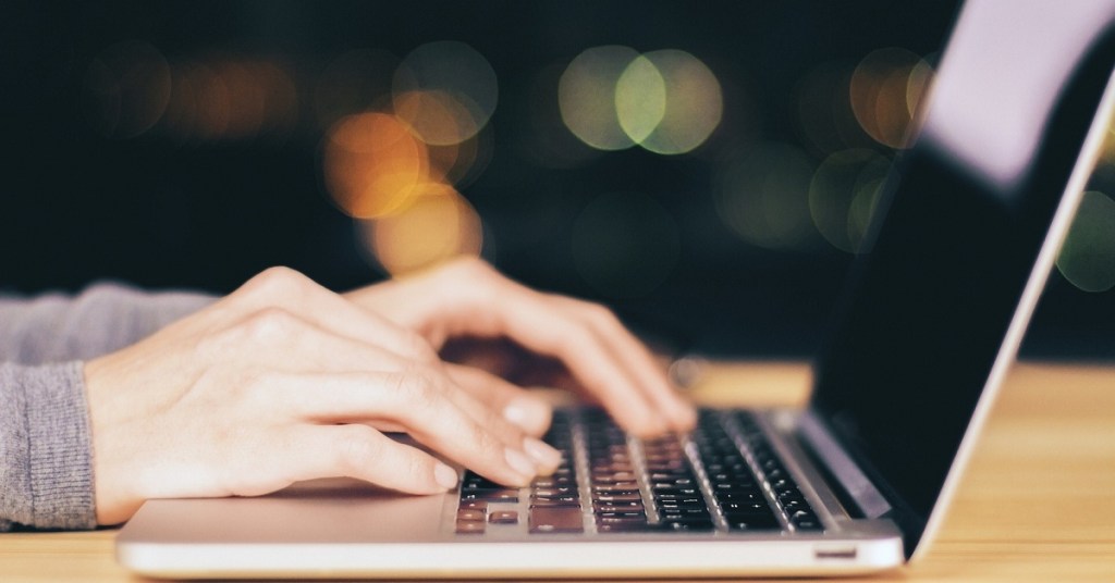 Guía definitiva para aprender inglés desde casa 1 persona usando computadora para aprender inglés