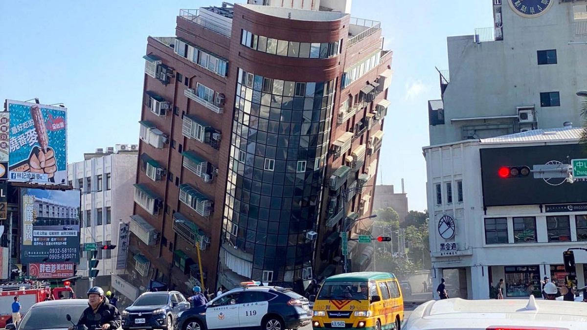 edificio afectado por terremoto en taiwan