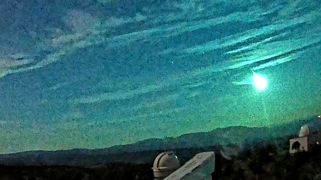 Meteorito ilumina el cielo nocturno de España y Portugal como una enorme bola de fuego azul