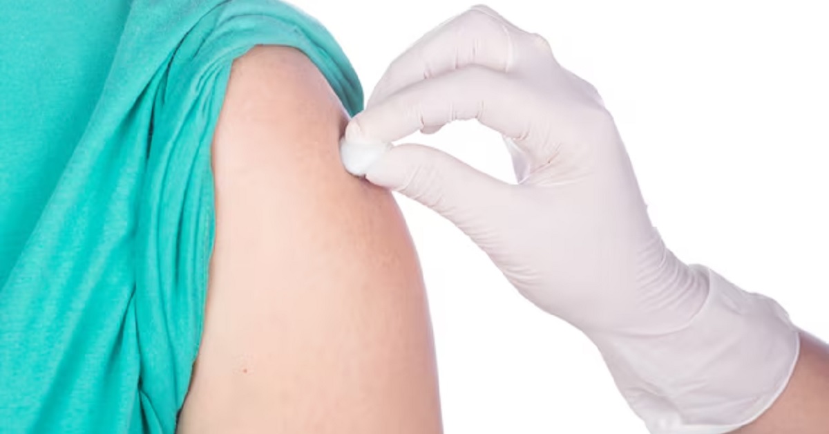 ¿Cómo poner una inyección en el brazo? Mira todos los pasos 2 desinfectando para poner una inyeccion en el brazo