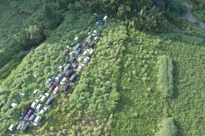 Fotografía aérea de autos abandonados en la zona de exclusión de Fukushima
