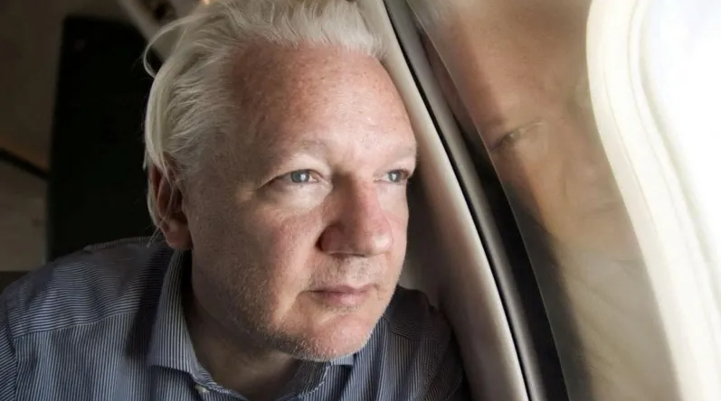 Julian Assange en libertad: Primeras declaraciones fuera de las rejas 1 Julian Assange es liberado