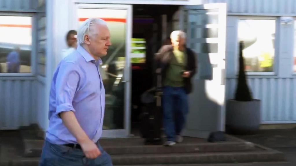 Julian Assange en libertad: Primeras declaraciones fuera de las rejas 2 Julian Assange es libre